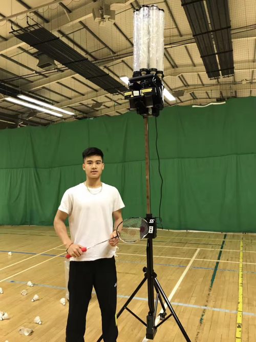 Nhat Nguyen use Big Toy Badminton shuttlecock Feeder